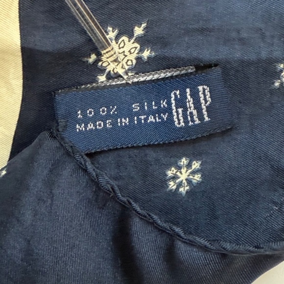 “Vintage GAP 100% Silk Scarf – Made in Italy, Winter Ice-Skating Scene” - Picture 6 of 6